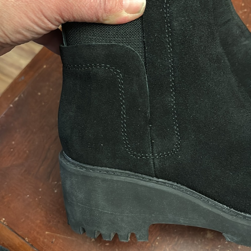 Dolce vita size 7 black suede Chelsea booties slip ons 2” heel brand new - Picture 4 of 7